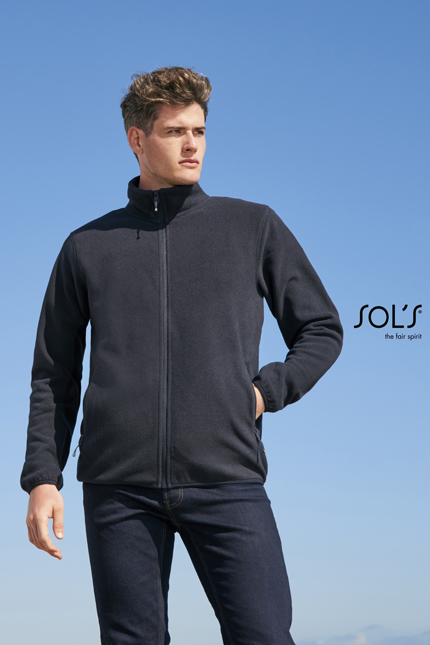 Factor Men - 03823FLEECES / SOLSΑνδρική ζακέτα fleeceΠεριγραφή:Διαθέτει 2 τσέπες στο πλάι και 1 στο στήθος με φερμουάρ σε χρωματική αντίθεση. Τεχνικά χαρακτηριστικά περιλαμβάνουν ενισχυμένο γιακά και ελαστικό ρέλι στις μανσέτες και το τελείωμα, προσφέροντας άνεση και λειτουργικότητα σε κάθε χρήση. Σύνθεση:Polar fleece 280g/m² - 100% Ανακυκλωμένο πολυέστερΙδανικό για εργαζόμενους σε χώρους εστίασης ή για outdoor δραστηριότητες, αυτή η επαγγελματική ένδυση προσφέρει στιλ και άνεση.Διαθέσιμα Χρώματα:Μαύρο, Μπλε, ΓκριΔυνατότητα Προσαρμογής:Μπορεί να προσαρμοστεί με εκτυπώσεις λογοτύπων ή μηνυμάτων, κάνοντάς την ιδανική για εταιρικές χρήσεις.